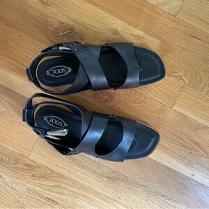 Tod’s black thong sandals